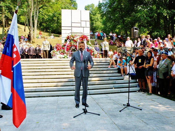 03_premier_robert_fico_pri_prejave_po_kladeni_vencov.jpg