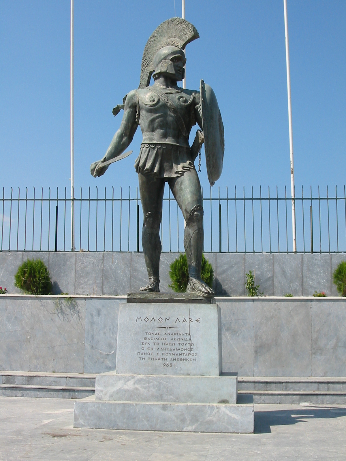 3_leonidas_statue_in_sparti.jpg