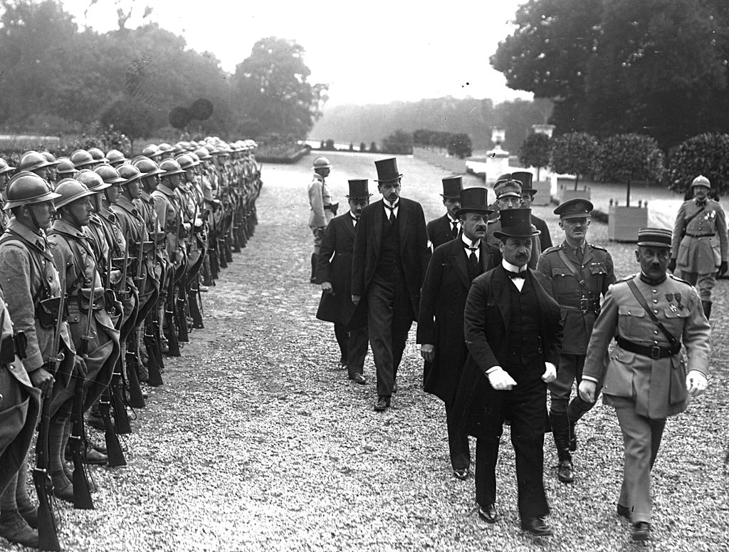 signature_de_la_paix_avec_la_hongrie_en_tete_benard_agost_hongroispassant_devant_un_piquet_dhonneur_a_versailles.jpg signature_de_la_paix_avec_la_hongrie_en_tete_benard_agost_hongroispassant_devant_un_piquet_dhonneur_a_versailles.jpg