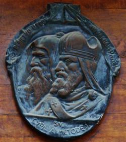 1_relief_svatych_cyrila_a_metoda_na_brane_bohosloveckej_fakulty_uk_v_bratislavskej_kapitulskej_ulici.jpg