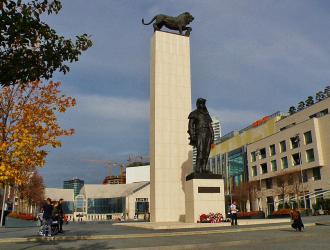 1_socha_m._r._stefanika_na_bratislavskom_namesti_pomenovaneho_po_nom_v_pozadi_nova_budova_snd.jpg