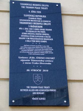trianon_pamatna_tabula.jpg