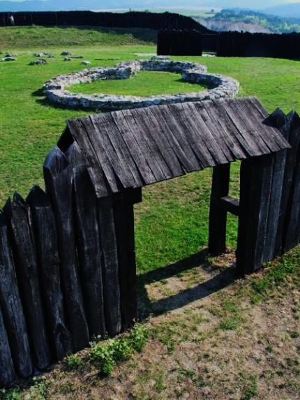 12_rekonstrukcia_brany_s_palisadmi_zaklady_velkomoravskej_rotundy_na_kostolisku_nad_ducovym.brana_a.jpg
