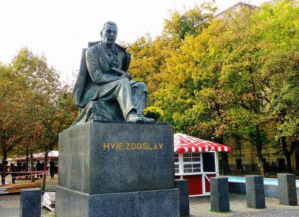 5_socha_pavla_orzsagha_hviezdoslava_na_rovnomennom_namesti.jpg