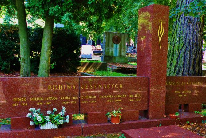 22_nahrobny_kamen_rodiny_jesenskych_v_martine.jpg