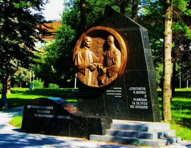 24_euforia_zo_zalozenia_autonomistickeho_bloku_hsls_a_sns_v_roku_1932_trvala_iba_tri_roky_do_volieb_v_roku_1935_ked_hlinka_narodniarom_prisudil_len_jeden_mandat._._pomnik_zo_zvolene.jpg