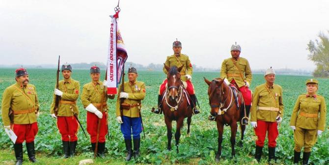 4_prisli_aj_milovnici_vojenskej_historie_z_uniformnych_cesksoilovenskych_ledii.jpg