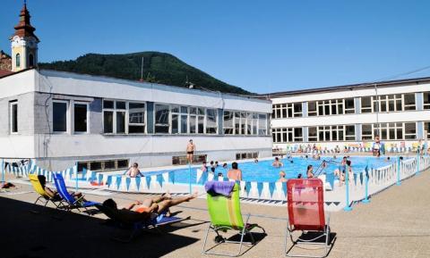 07_bazen_v_areali_zakladnej_skoly_uviedli_do_prevadzky_zaciastkom_augusta_2010.jpg