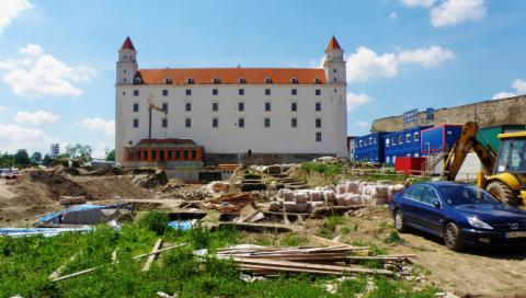 11_archeologicke_vykopavky_a_stavba_podzemnej_garaze_na_severnej_terase_v_juni_2011._670x379.jpg
