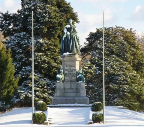 11_maria_terezia_zakladatelka_vojenskej_akademie_v_roku_1751_socha_na_namesti_pomenovanom_podla_rakuskej_panovnicky.jpg