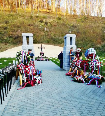 11_pietny_akt_na_vojnovom_cintorine_v_trencine_-_kubrej.jpg