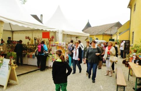 12_na_velkonocnom_trhu_v_pred_hospodarskymi_budovami_pri_zamku.jpg