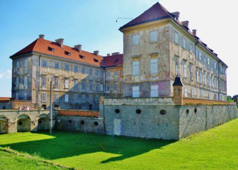 13._trojkridlovy_zamok_v_holici_nechal_postavit_frantisek_stefan_lotrinsky_kam_niekolkokrat_zavitala_aj_maria_terezia_s_detmi._teraz_je_budova_zial_v_ubohom_stave.jpg