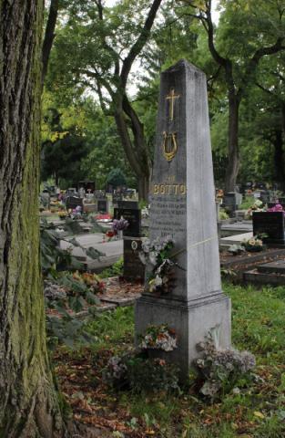 13_hrob_s_nahrobnikom_jana_bottu_na_cintorine_v_banskej_bystrci._391x600.jpg