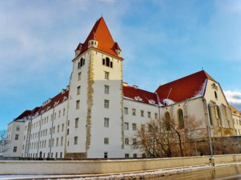13_zamok_s_jedinou_zachovalou_rakociho_vezou_a_kaplnkou_sv._juraja_vpravo.jpg