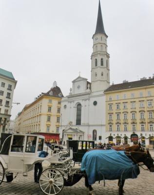 14_fiaker_na_michalskom_namesti_s_robnomennym_kostolom_vo_viedni._316x400.jpg