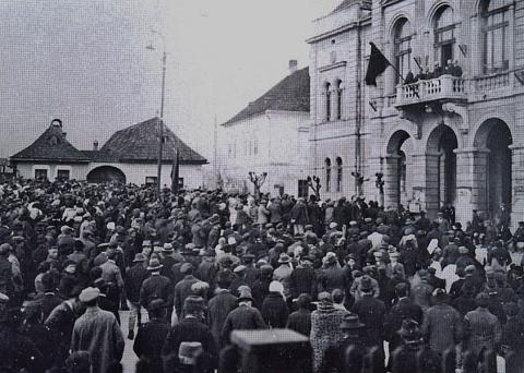 22_velke_zhromazdeie_na_podporu_vzniku_csr_v_novembri_1918_pred_ruzomberskou_radnicou.jpg