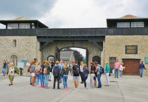 2_pri_hlavnej_brane_koncentracneho_tabora_ktora_pripomina_stredoveky_hrad.jpg