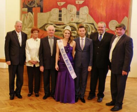 2_s_tisovskou_miss_world_lydiou_svobodovou_predstavitelia_druzobnych_miest_prvy_zlava_peter_minac._600x491.jpg