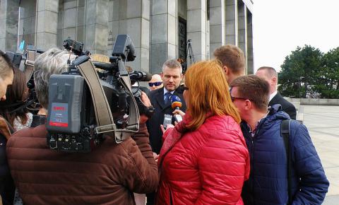 2_slavin_na_improvizovanej_tlacovej_besede_sa_novinari_pytali_noveho_premiera_na_vsetk.jpg