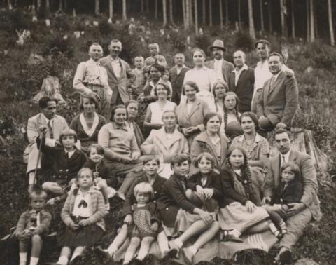 2a_martin_razus_stojaci_prvy_sprva_s_rodinou_a_cirkevnikmi_na_vylete_v_okoli_brezna.jpg