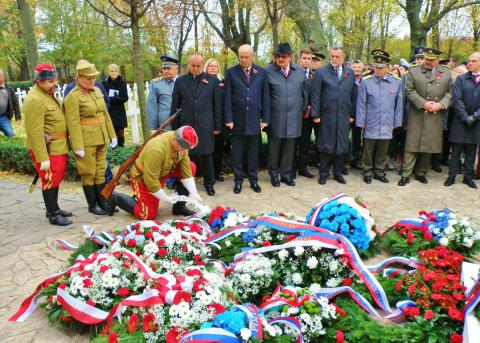 3_na_pietnom_akte_sa_zucastnil_aj_minister_obrany_peter_gajdos_a_predseda_vyboru_nr_sr_pre_obranu_a_bezpecnoist_anton_hrnko._2.jpg