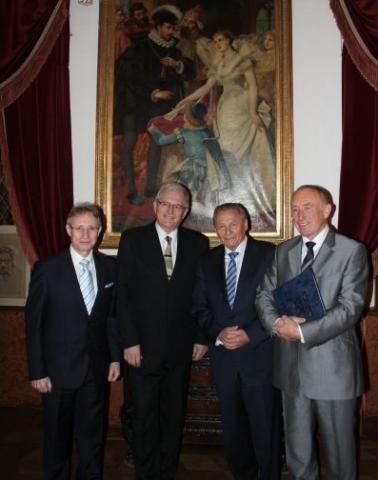 3_zlava_jozef_leikert_petr_vacisek_rudolf_schuster_a_fedor_mikovic_v_bojnickom_zamku_21._novembra_2013.jpg