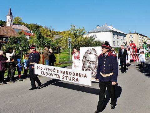 4_uvod_slavnostneho_pochodu_uhrovcom_pri_prilezitosti_200._vyrocia_narodenia_l._stura_oktober_2015.jpg