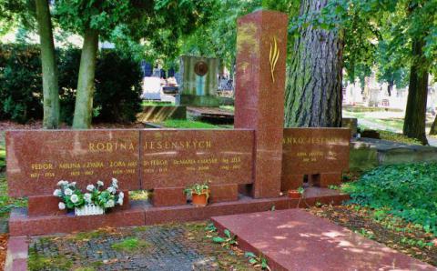 5_hrobka_rodiny_jesenskych2.jpg