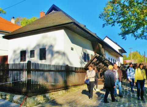 5_pred_vynovenym_rodnym_domom_ludovita_stura_a_alexandra_dubceka_v_uhrovci.jpg