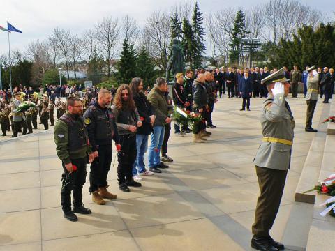 5_slovenski_nocni_vlci_sa_vratia_na_slavin_5._maja_ked_aj_so_svojimi_kamaratmi_z_ruska_a_dalsich_europskych_krajin_absolvuju_na_motorkach_cestu_vitazstva_z_moskvy_az_do_berlina.jpg 5_slovenski_nocni_vlci_sa_vratia_na_slavin_5._maja_ked_aj_so_svojimi_kamaratmi_z_ruska_a_dalsich_europskych_krajin_absolvuju_na_motorkach_cestu_vitazstva_z_moskvy_az_do_berlina.jpg