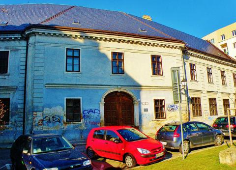 6_nedostojne_priecelie_stareho_evanjelickeho_lycea_v_bratislave.jpg