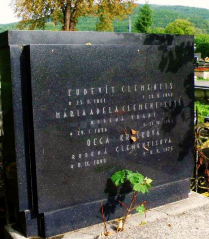 7_tisovec_nahrobny_kamen_rodicov_vladimira_clemtnisa_a_jeho_sestry_olgy_kriskovej.jpg