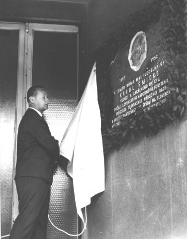 a._dubcek_roku_1964_odhaluj_na_dostojevskeho_rade_1._pamatna_tabulu_k._smidkemu_ktory_tu_mal_ilegalny_byt.jpg