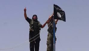 isis_soldiers_hoisting_the_flag.jpg