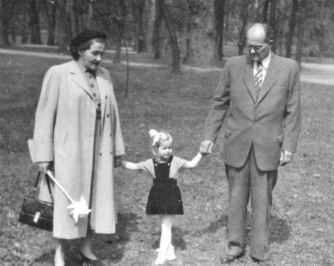 karol_smidke_s_manzelkou_valeriou_a_vnuckou_tanou_prvy_maj_1952_park_v_petrzalke.jpg