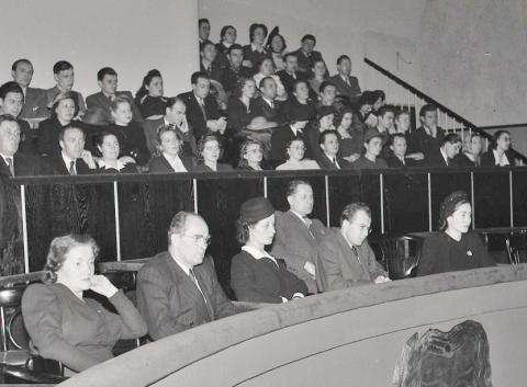 na_slavnostnom_znovuotvoreni_novej_sceny_snd_sa_zucastnili_aj_predseda_zboru_poverenikov_gustav_husak_a_v_zastupeni_snr_jej_podpredseda_k._smidke._30._novembra_1946.jpg