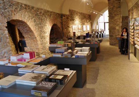 nedavno_otvoreny_obchod_s_knihami_pod_cestnym_nadvorim_bratislavskeho_hradu._670x469.jpg