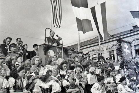 oslava_prveho_vyrocia_snp_v_bratislave._slavnostnu_rec_predniesol_predseda_snr_karol_smidke._29._augusta_1945.jpg