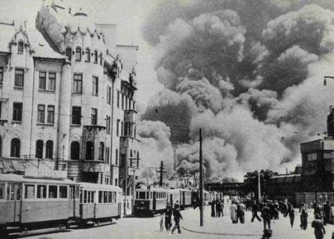 prvy_raz_bratislavcania_na_vlastnej_kozi_skusili_utrapy_druhej_svetovej_vojny_16._juna_1944_pri_bombardovani_apollky._pohlad_na_horiacu_rafinariu_od_safarikovho_namestia.jpg
