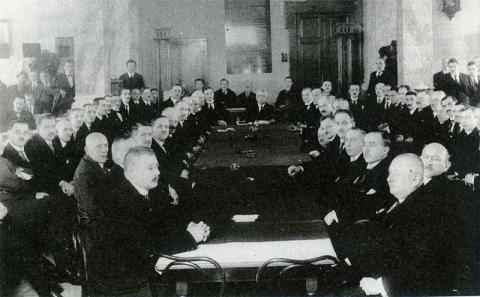 signatari_martinskej_deklaracie_na_oslavach_10._vyrocia_jej_prijatia_dvorana_tatra_banky_v_martine_1928.jpg