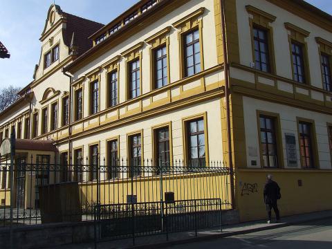 slapanice_-_dnes_skola_gymnazium_pocas_bitky_lazaret.jpg slapanice_-_dnes_skola_gymnazium_pocas_bitky_lazaret.jpg