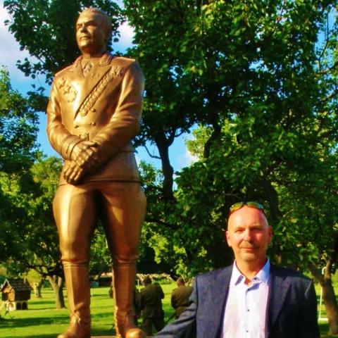 socha_r._j._malinovskeho_a_jej_autor_akademicky_sochar_slavomir_gibaj_stvorec.jpg