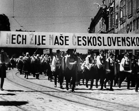 velka_demonstracia_v_bratislave_za_jednotne_ceskoslovensko_svatodusne_sviatky_6._juna_1938.jpg