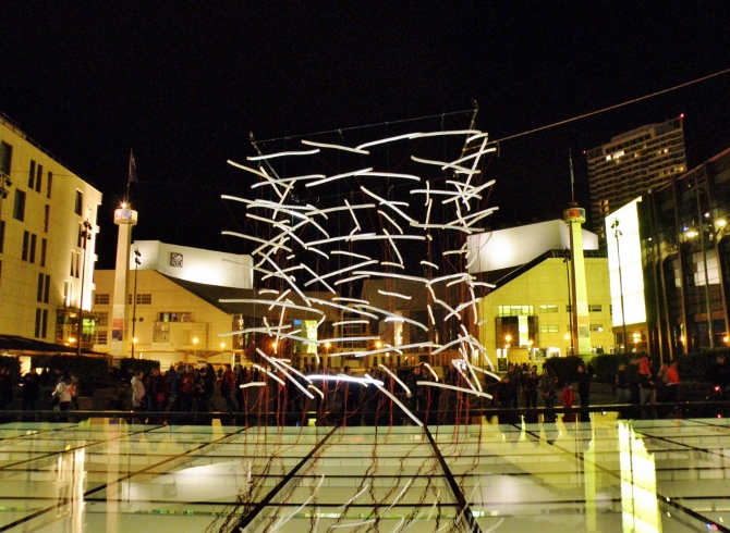 svetelna_instalacia_scobs_oed_slovenskeho_umelca_roberta_farkasa_na_namesti_pred_novou_budovou_snd._2_670x490.jpg